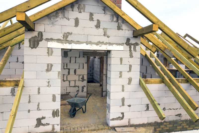 Modernizacja domu w kształcie kostki z okresu lat 80-tych – jak odświeżyć wygląd i funkcjonalność