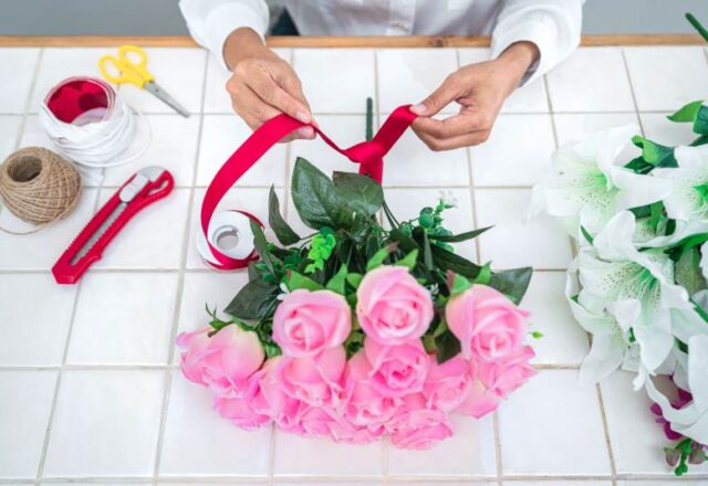 Jak przedłużyć świeżość róż w wazonie - porady dotyczące pielęgnacji ciętych kwiatów