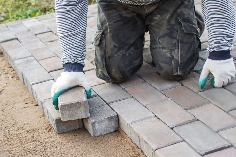 Jak prawidłowo ułożyć kostkę brukową – unikaj typowych błędów przy jej układaniu